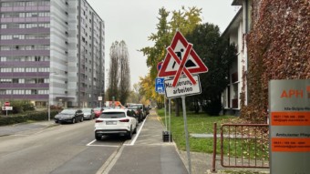 Die Markierungsarbeiten auf der einen Straßenseite sind abgeschlossen, auf der gegenüberliegenden Seite weisen bereits Parkverbotsschilder auf die Fortsetzung hin | Foto: M. Schülke