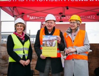 Staatssekretärin Elke Zimmer (rechts) übergibt den Bewilligungsbescheid für den Neubau der BBC-Brücke an Mannheims Oberbürgermeister Christian Specht. Das Land Baden-Württemberg fördert das Projekt mit 14,2 Millionen Euro | Foto: Stadt Mannheim