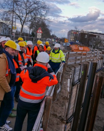 Vertreter*innen der Stadt Mannheim und Bauverantwortliche besichtigen die Baustelle der BBC-Brücke. Nach der Winterpause laufen die Arbeiten wieder an | Foto: Stadt Mannheim
