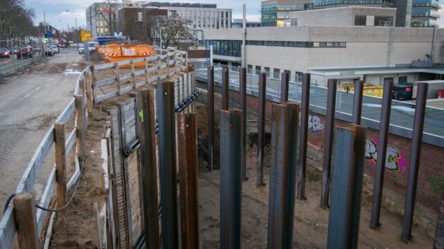 BBC-Brücke: Stahlträger stabilisieren die Baugrube für den geplanten Neubau der Brücke | Foto: Stadt Mannheim