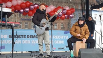 Der Mannheimer Musiker Chris Cosmo unterstützte die Demo mit seinem Auftritt | Foto: Gitta Süß-Slania