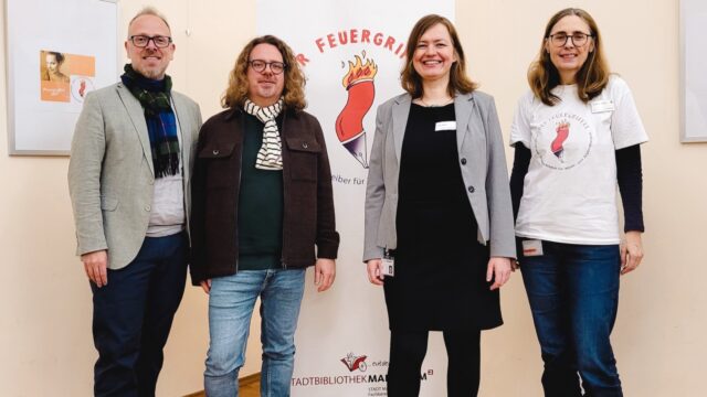 v.l.n.r.: Bildungsbürgermeister Dirk Grunert, Markus Altmeyer, Stadtbibliotheksleiterin Christine Wieder, Bettina Harling (Bibliothekspädagogik) | Foto: Stadtbibliothek Mannheim