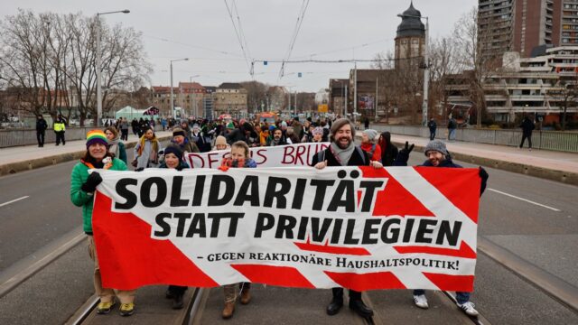 kulturdemo-2025-02-15-03-titel-cki Das Motto der Demo lautete: "Solidaritat statt Privilegien - Gegen reaktionäre Haushaltspolitik!" | Foto: CKI