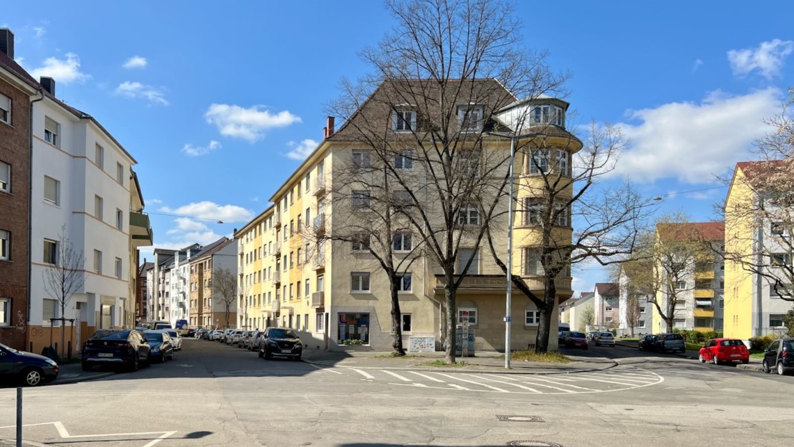 Vor dem Leseladen des Interkulturellen Bildungszentrums (Ikubiz) entsteht 2026 eine neue Platzfläche | Foto: M. Schülke