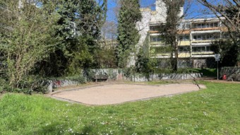 Der Spielplatz wurde größtenteils zurückgebaut. Zumindest der Sand wirkt auf den ersten Blick in Ordnung | Foto: M. Schülke