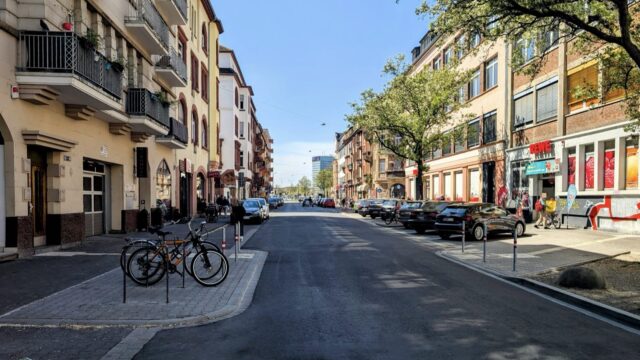 Fahrbahnverengung und neue Fahrradbügel zwischen den Supermärkten in der Langen Rötterstraße | Foto: Stadt Mannheim