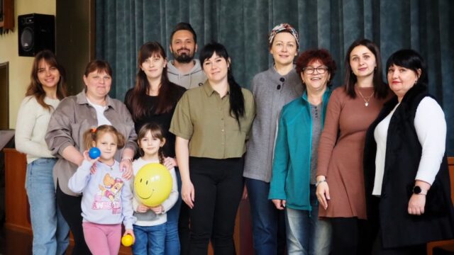 Benjamin Klingler vom Quartierbüro Wohlgelegen mit Teilnehmenden des Treffs "meet, speak & play" für Geflüchtete aus der Ukraine | Foto: Caritasverband Mannheim