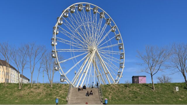 Auf der ehemaligen ALTER-Fläche soll den Sommer über ein Riesenrad aufgestellt werden | Bildmontage: ki-generiert