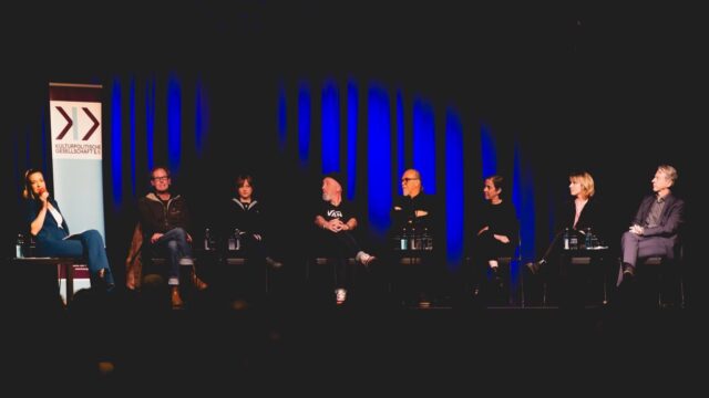 Auf dem Podium v.l.n.r.: Janina Klabes, Eric Carstensen, Angelika Baumgartner, Markus Sprengler, Gerhard Fontagnier, Inka Neubert, Valentina Jaffé, Tilmann Pröllochs | Foto: Alexander Kästel (rentadesigner.de)