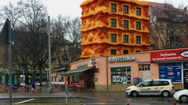 Eine mehrstöckige Wohn-Lasagne über der Adria als Nachverdichtung? | Bild: KI-generiert / M. Schülke