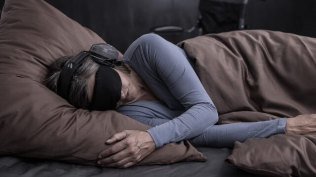 ME/CFS Erkrankte liegen oft mit Licht- und Gehörschutz im Bett, um sich vor Reizen zu schützen | Foto: Reinhard Balzer / Deutsche Gesellschaft für ME/CFS