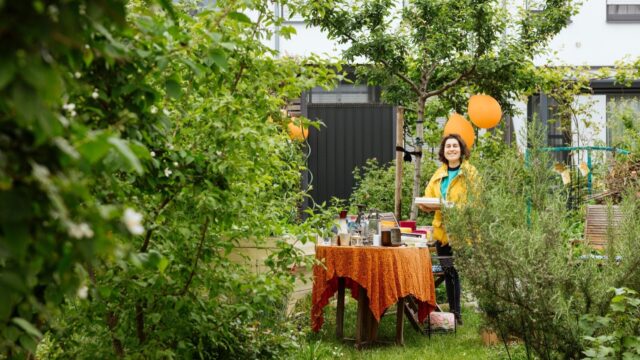 Flohmarktstimmung unter Bäumen mit orangefarbenen Luftballons | Foto: Lys Y. Seng