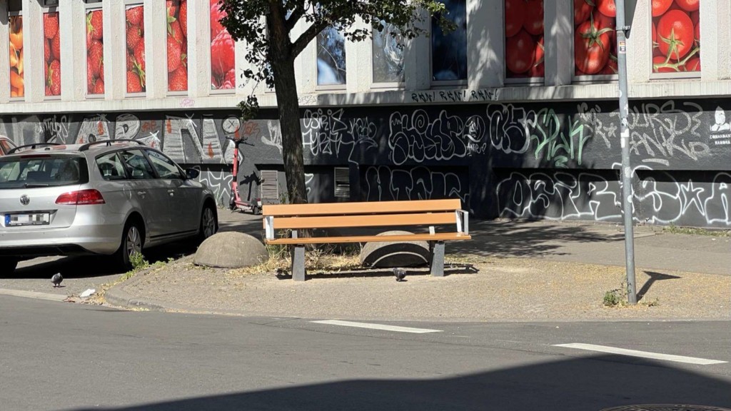 Mit der Aufstellung der sogenannten "Babbelbank" schließt die Stadt Mannheim den Umbau der Geschäftsstraße in Neckarstadt-Ost ab | Foto: M. Schülke