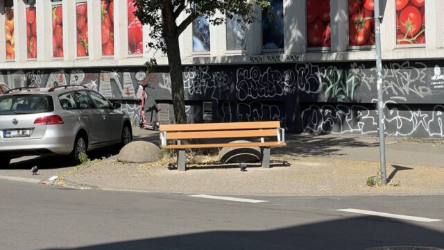 babbelbank-lange-roetterstrasse-img_8056 Mit der Aufstellung der sogenannten "Babbelbank" schließt die Stadt Mannheim den Umbau der Geschäftsstraße in Neckarstadt-Ost ab | Foto: M. Schülke