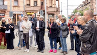 Zahlreiche Stadträt*innen, die Quartiermanagerin der Neckstadt-West wie auch der Geschäftsführer des Kulturhauses Alte Feuerwache begrüßten das neue Einraumhaus auf dem Alten Messplatz | Foto: Lys Y. Seng