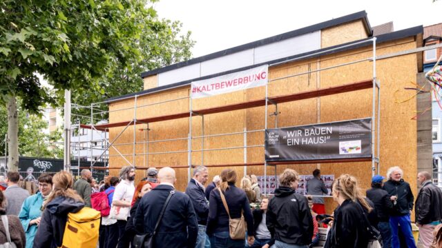 Bereits Ende Mai lockte das Richtfest des neuen Einraumhauses zahlreiche Unterstützer*innen an | Foto: Lys Y. Seng