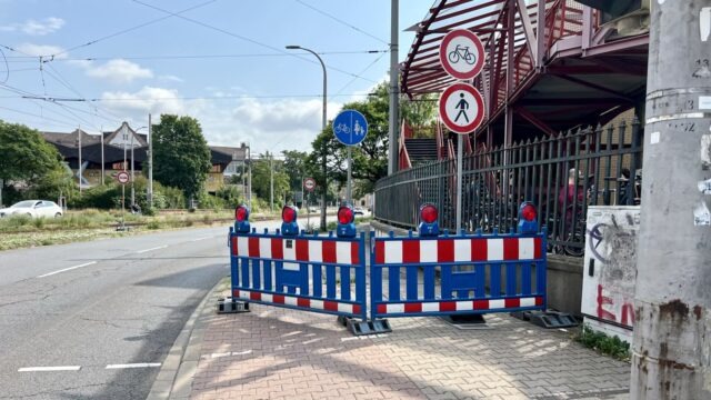 Mittlerweile steht die Absperrung. An der Ampel kann man auf die Umleitung wechseln | Foto: M. Schülke
