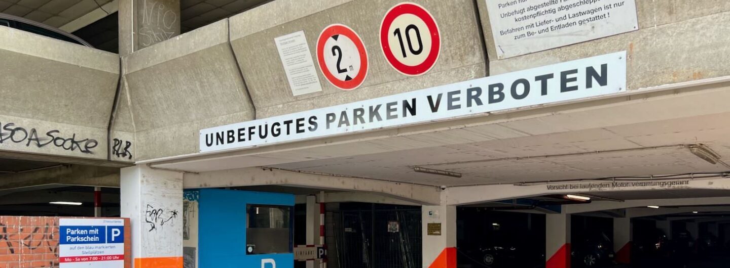 Unten links weist ein kleines Schild auf die Kurzparkmöglichkeit hin | Foto: M. Schülke
