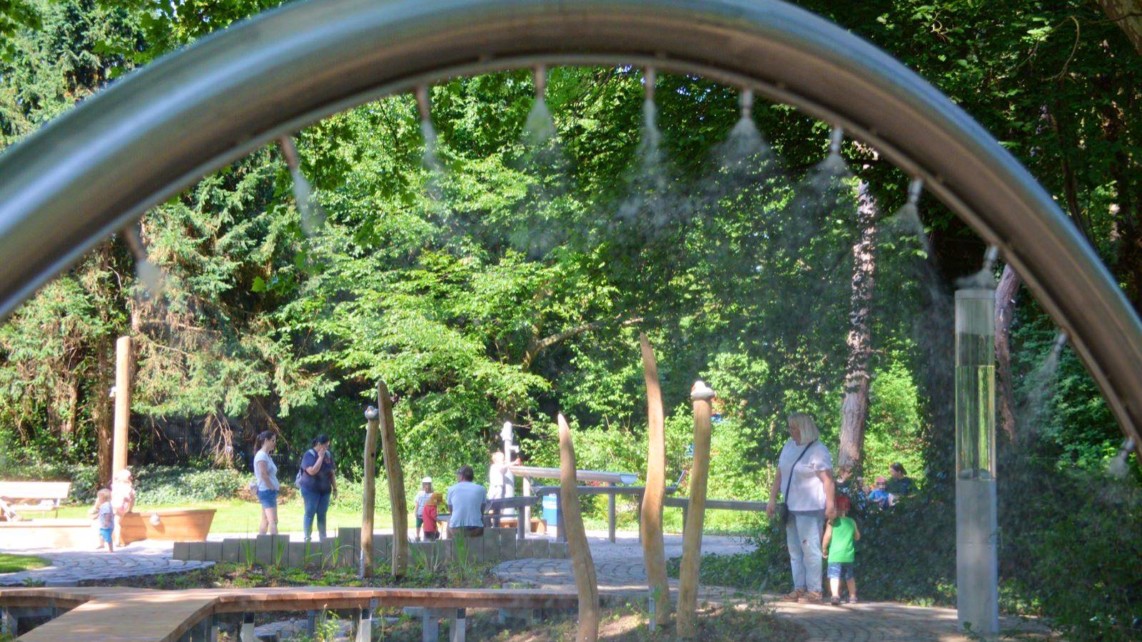 wasserspielplatz herzogenriedpark dsc 0837 1142x642 - Neuer Wasserspielplatz im Herzogenriedpark eröffnet