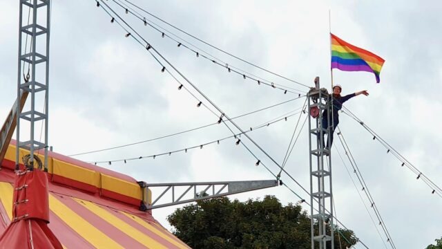 Der Zirkus Paletti hisste die Regenbogenfahne | Foto: Zirkus Paletti