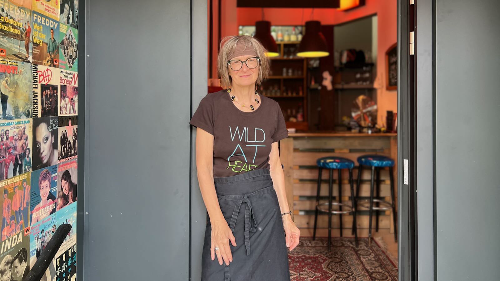 Daniela Cohrs vor der neuen Tür des nach ihr benannten Cafés in der Langen Rötterstraße | Foto: M. Schülke