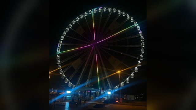 Am Riesenrad leuchten einzelne Speichen vollständig, während andere dunkel bleiben. Auch Teile des äußeren Rings sind erhellt | Foto: C.T.