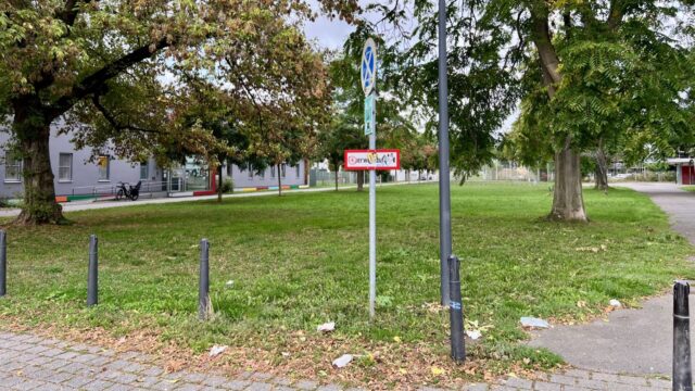 gruenflaeche-am-kinderhaus-august-kuhn-img_1180 Zukünftig tollen die Kinder nicht mehr auf der Wiese, sondern zwischen geparkten Autos herum | Foto: M. Schülke