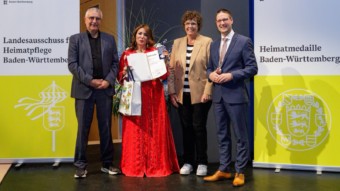 Die Verleihung der Heimatmedaille fand am 12.09.2025 in der Weinheimer Stadthalle statt. Arne Braun, Fouzia Hammoud, Sylvia Felder, Manuel Just (v.l.n.r.) | Foto: Gian-Luca Heiser / Philipp Reimer Fotografie