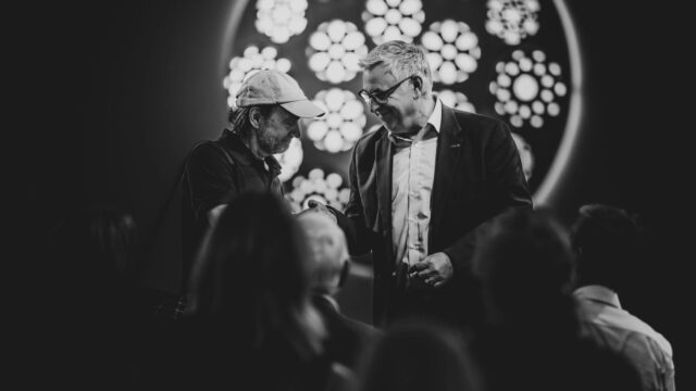 Künstler Michael Volkmer (links) und Kulturbürgermeister Thorsten Riehle bei der Preisverleihung | Foto: Alexander Kästel