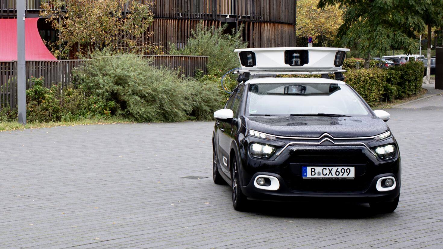Scan-Fahrzeug der Firma DCX Innovations GmbH, ein Citroën C3 mit Dachmodul für Kameras und Sensoren. An den Türen sind Hinweisschilder zum Pilotprojekt angebracht | Foto: Stadt Mannheim