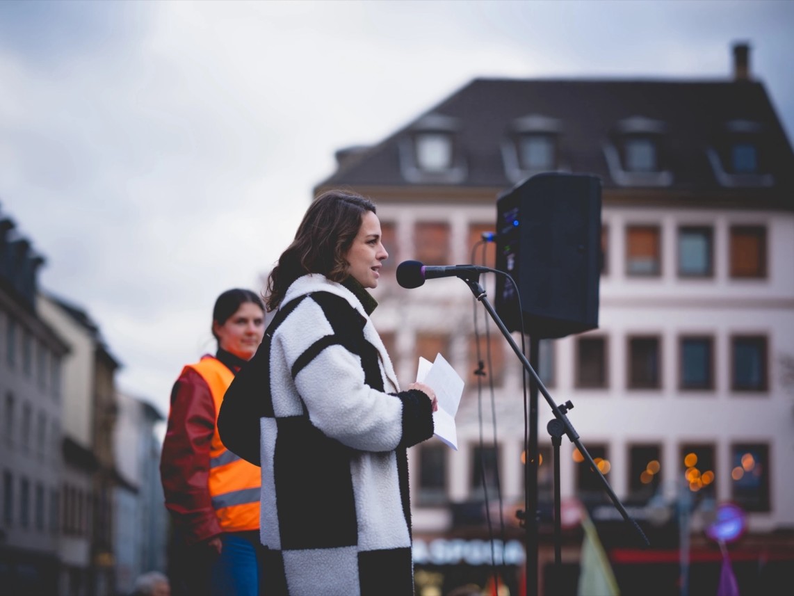 stadtbild demo andrea chagas lopez e3d19d c31d810fb4d247d297199be675387467mv2 1142x857 - Hunderte demonstrieren gegen rassistische Stadtbild-Aussage