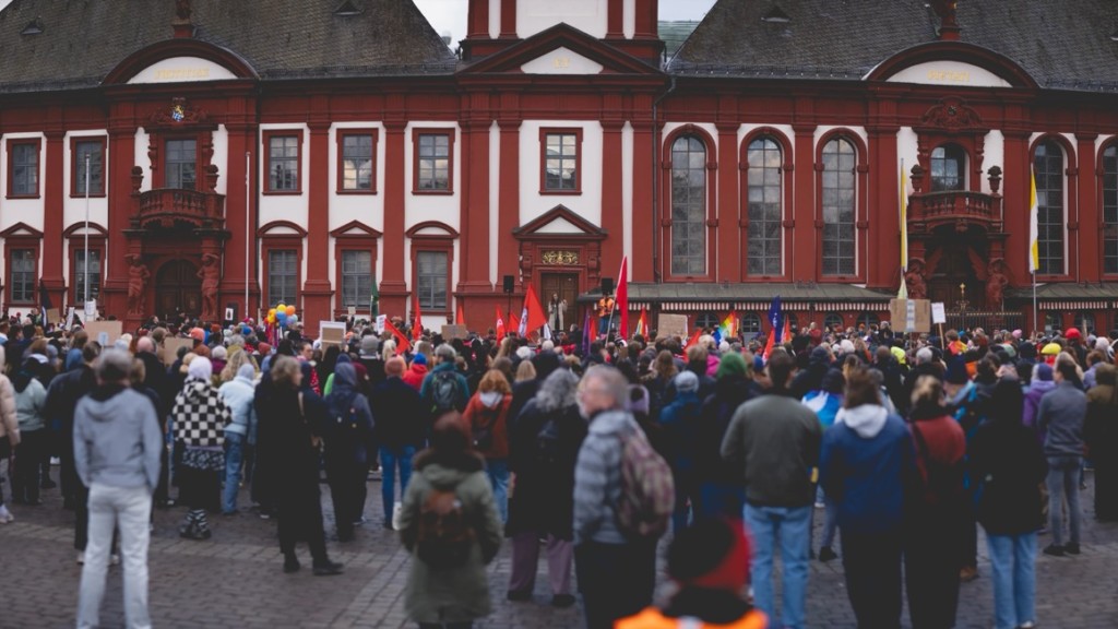 Hunderte protestierten auf dem Marktplatz gegen die populistischen Aussagen des Bundeskanzlers | Foto: Alexander Kästel