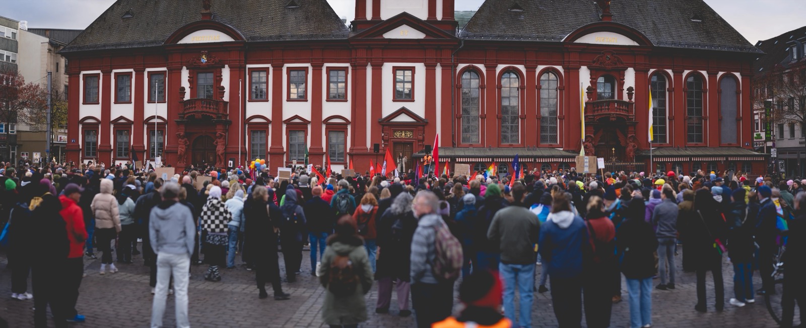 Hunderte protestierten auf dem Marktplatz gegen die populistischen Aussagen des Bundeskanzlers | Foto: Alexander Kästel