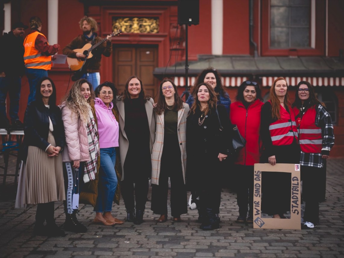 stadtbild demo veranstalter innen e3d19d 4a1dc35e5b7747c5bebeb990bc5e305amv2 1142x857 - Hunderte demonstrieren gegen rassistische Stadtbild-Aussage