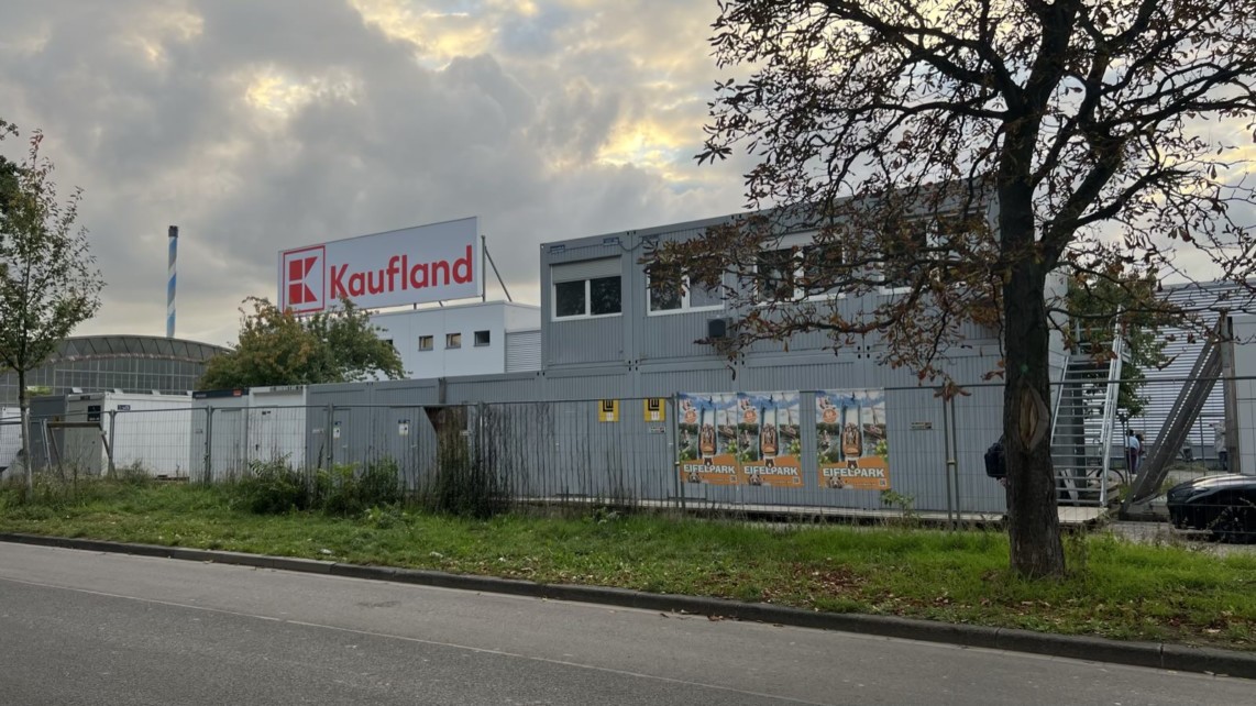 containerflaeche gruenflaeche parkplatz kombibad img 1603 1142x642 - Parkplatzpläne bedrohen Kinderwiese am Herzogenriedbad