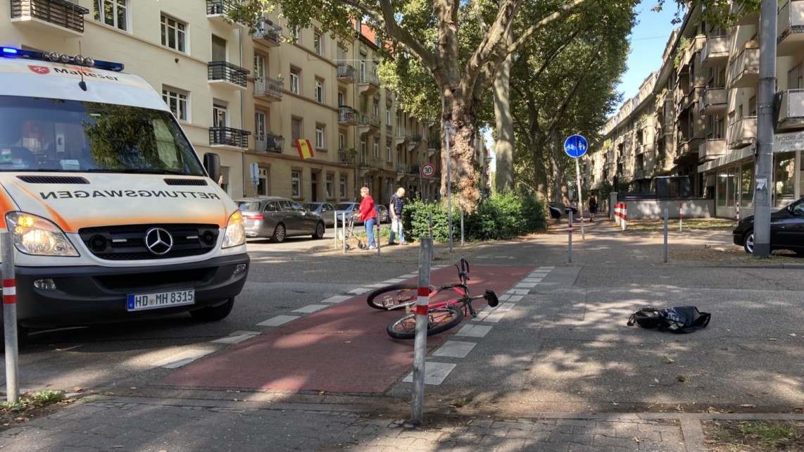 fahrradunfall-moselstr-img_3074 Unfallschwerpunkt Lange Rötterstraße/Moselstraße: Ein Autofahrer hatte beim Abbiegen einen Radfahrer übersehen | Foto: M. Schülke