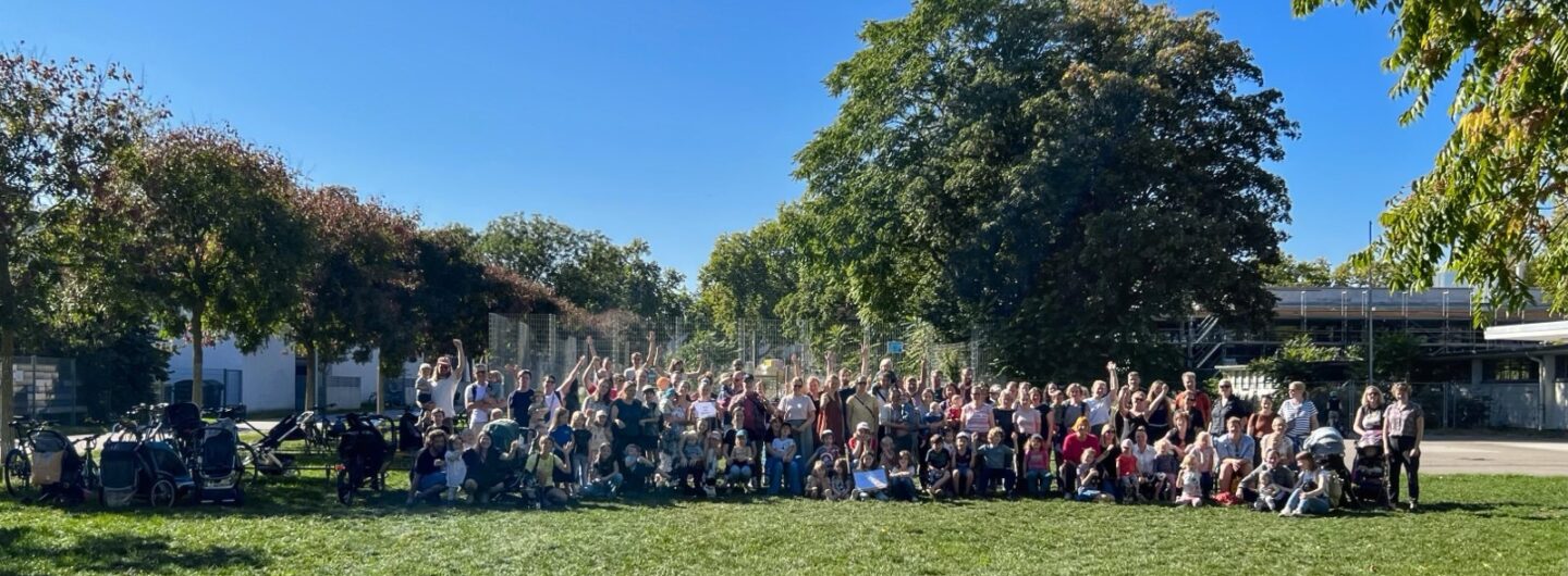 Um die 150 Eltern und Kinder protestierten für den Erhalt ihrer geliebten Wiese | Foto: M. Schülke