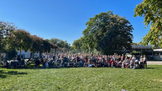 Um die 150 Eltern und Kinder protestierten für den Erhalt ihrer geliebten Wiese | Foto: M. Schülke