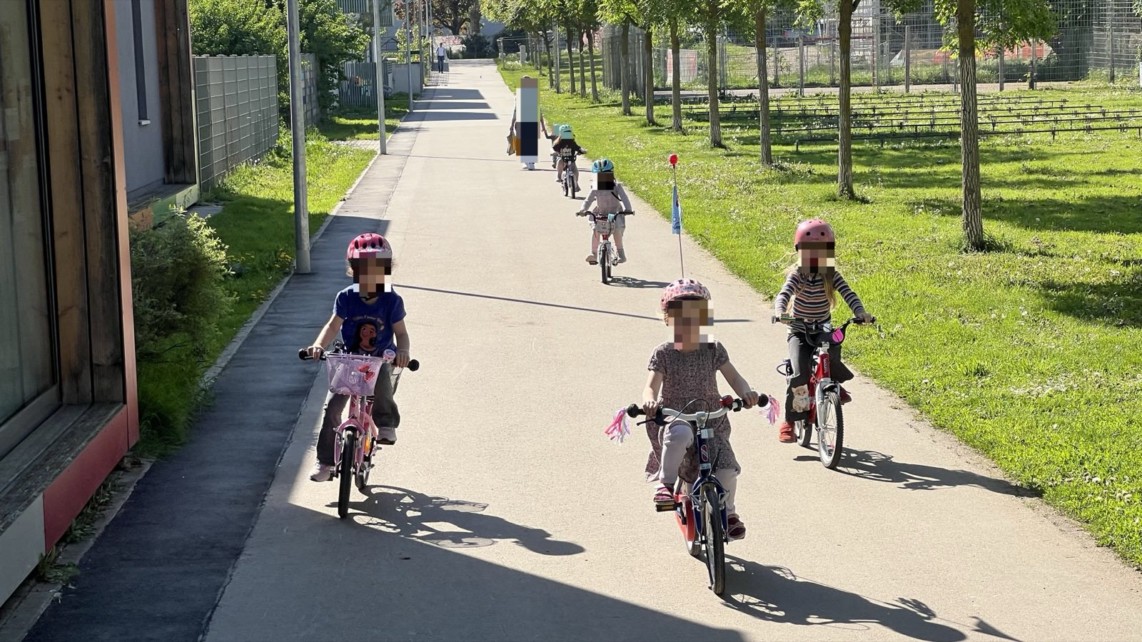 kinder gruenflaeche parkplatz kombibad img 6678 1142x642 - Parkplatzpläne bedrohen Kinderwiese am Herzogenriedbad