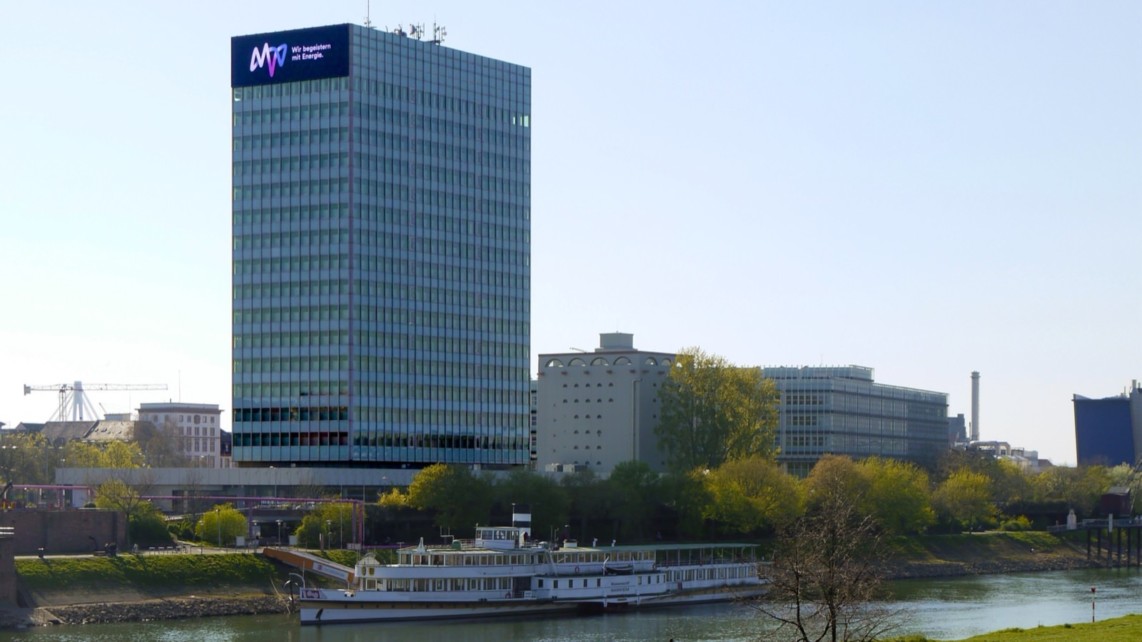 mvv hochhaus 2020 p1090419 1142x642 - MVV senkt Strompreis ab Januar