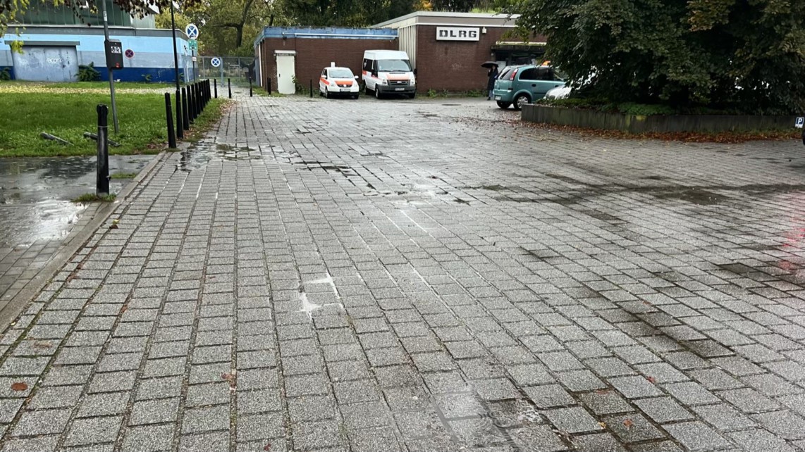 pflaster gruenflaeche parkplatz kombibad img 1846 1142x642 - Parkplatzpläne bedrohen Kinderwiese am Herzogenriedbad