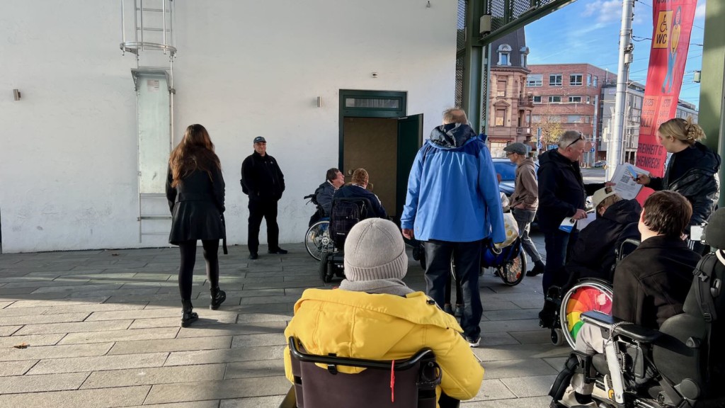 Zur Protestaktion mit angekündigter Presse war die Toilette zufällig frisch gereinigt | Foto: M. Schülke
