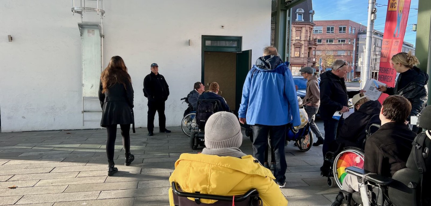 Zur Protestaktion mit angekündigter Presse war die Toilette zufällig frisch gereinigt | Foto: M. Schülke
