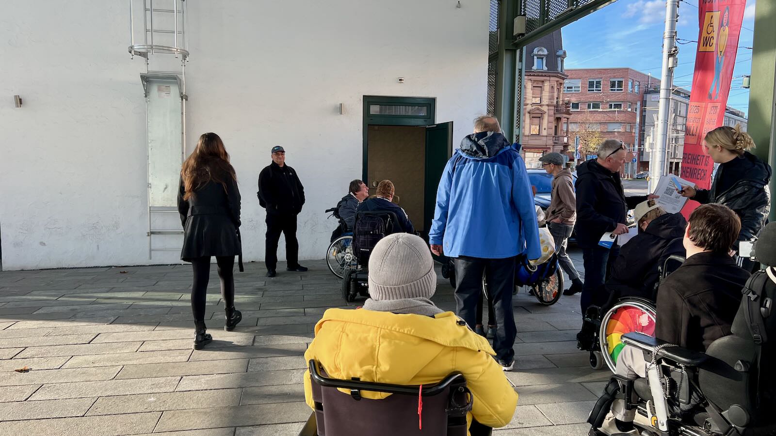 Zur Protestaktion mit angekündigter Presse war die Toilette zufällig frisch gereinigt | Foto: M. Schülke
