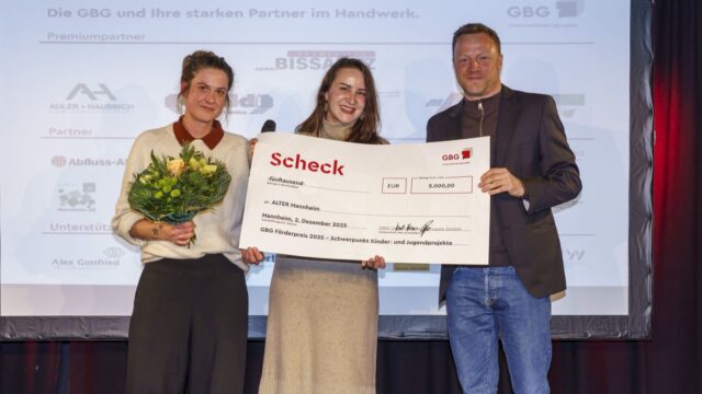 Julia Aliçka (Mitte). Kristin Höflein nehmen den Preis für ALTER entgegen | Foto: Nikola Haubner / GBG