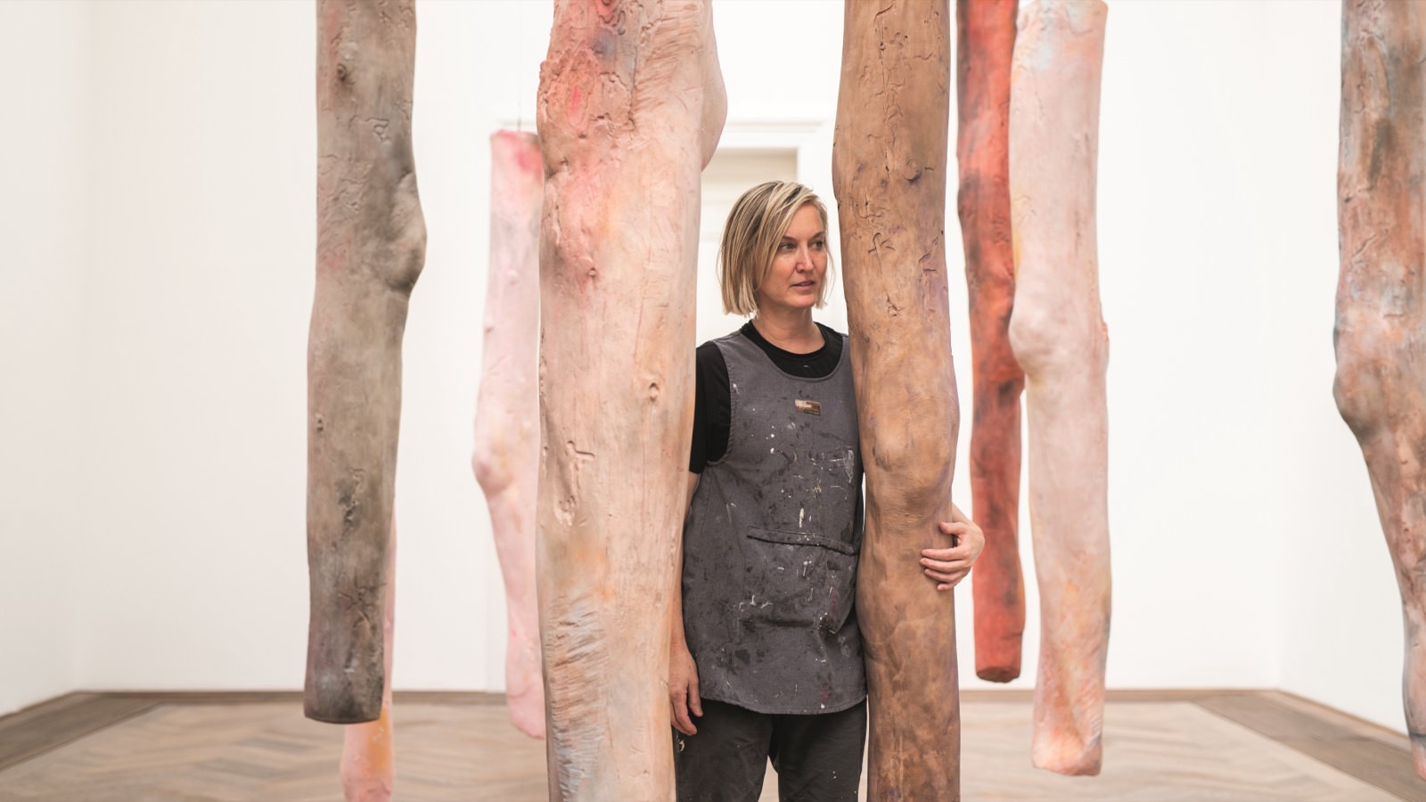 Kaari Upson mit "Mother's Legs" (2018–19), aus der Ausstellung "Go Back the Way You Came", Kunsthalle Basel, 2019 | Foto: Dominik Asche. © Kaari Upson, Esmé Trust / Kaari Upson Trust