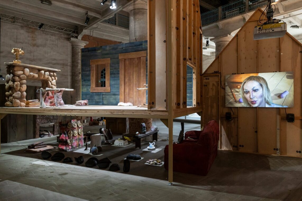 3 kup install venice biennale 2019 13 huge jpg 1142x761 - Wenn Vertrautes fremd wird