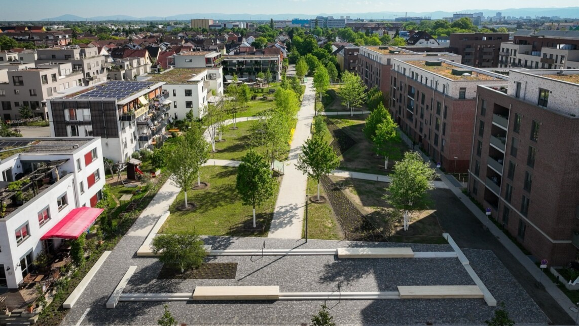 anette-langendorf-park Der Anette-Langendorf-Park. Vorne der gepflasterte Eingangsbereich, anschließend der Grünbereich | Foto: CKI