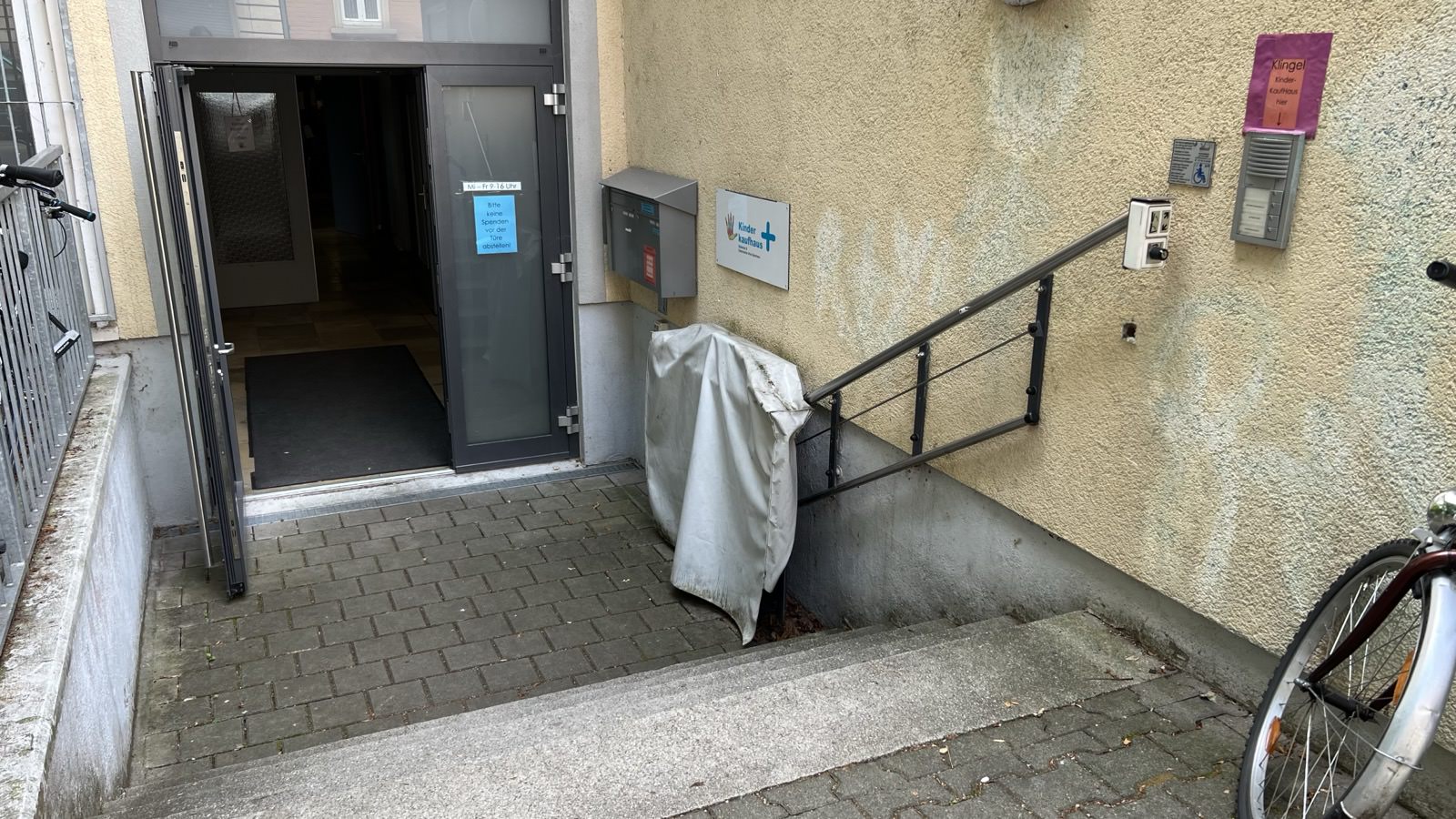 Eine Hebebühne sollte die Treppenstufen am frisch sanierten Westhaus überwinden, ist aber außer Betrieb | Foto: M. Schülke