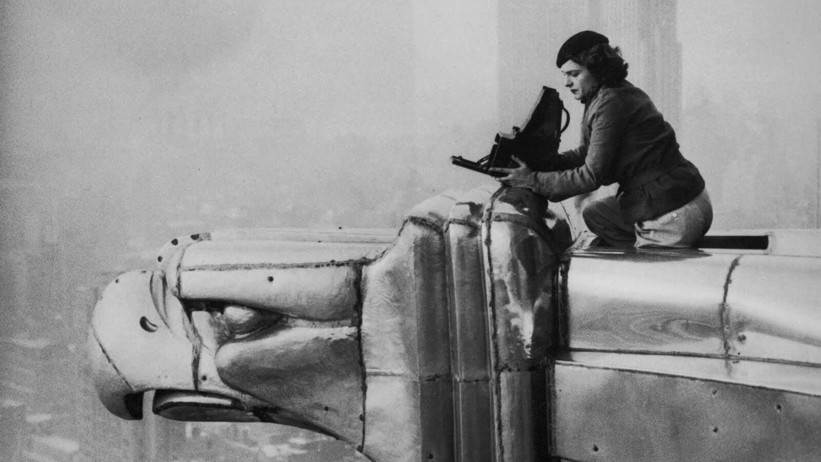 Margaret Bourke-White bei der Arbeit auf dem Chrysler Building in New York. Das Foto wurde zu einem ihrer bekanntesten Selbstporträts | Copyright: Oscar Graubner